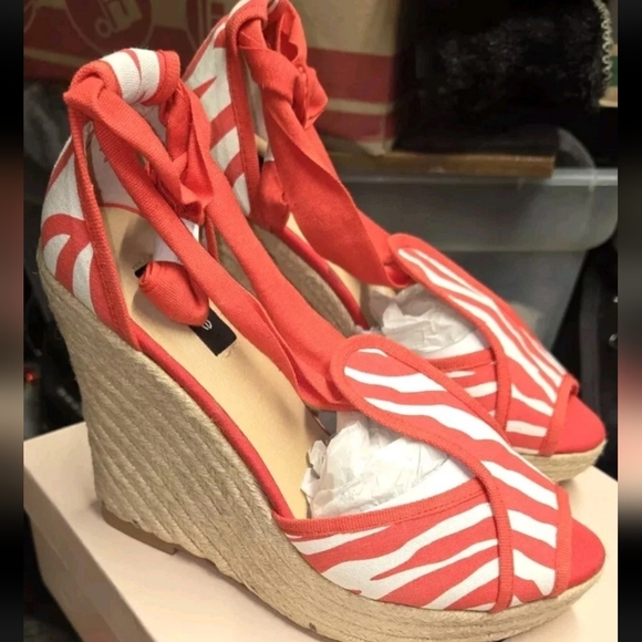 Stylish Red and White Wedge Sandals - Picture 1 of 11